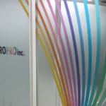 ガラス×デザインシートで開放感あふれたエントランスに