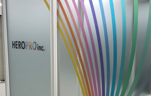 ガラス×デザインシートで開放感あふれたエントランスに