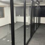 部屋を沢山つくっても、開放的な空間にしたく、更に遮音機能も欲しい。そんな時はスチールガラスパーティションで決まり！