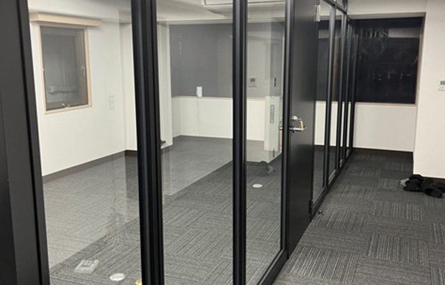 部屋を沢山つくっても、開放的な空間にしたく、更に遮音機能も欲しい。そんな時はスチールガラスパーティションで決まり！