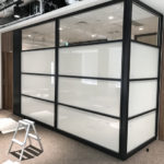 光は通し、視線は遮る～ガラスに貼る乳白色シートの美しさ～