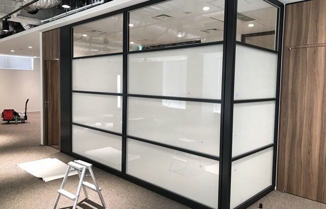 光は通し、視線は遮る～ガラスに貼る乳白色シートの美しさ～