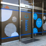～学習塾や介護施設に特にお勧め～ガラス面に施工するシートサインの施工事例