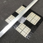 会議室の配線をスッキリさせる方法～壁付けモニタと壁コンセントの施工で美しく～