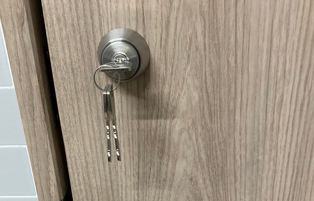 オフィスのセキュリティーを強化しよう～あっという間に木製ドアを鍵付きドアにした事例～