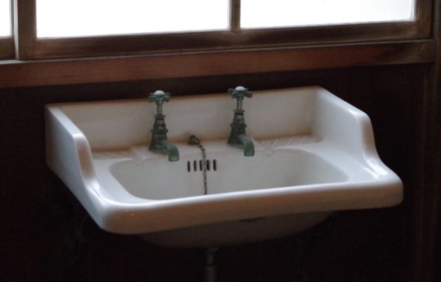 置き型ボウルはなぜおしゃれに見えるのか？～古い洗面台をちょっと変えたい時の一工夫～