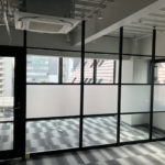 無骨な雰囲気にピッタリ！～ブラックフレーム&アルミパーテーションでインダストリアル感を出そう～