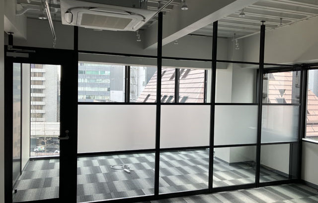 無骨な雰囲気にピッタリ！～ブラックフレーム&アルミパーテーションでインダストリアル感を出そう～