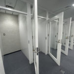 ワークブースが予算オーバーでも大丈夫！～パーティションで7名分のブースを作った施工事例～