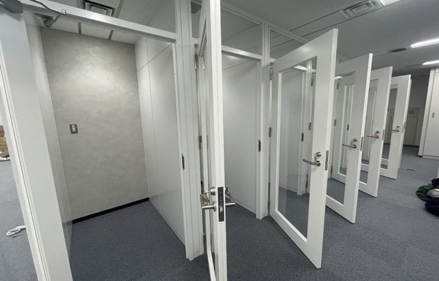 ワークブースが予算オーバーでも大丈夫！～パーティションで7名分のブースを作った施工事例～