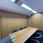 白い会議室、白いエントランスから脱却せよ～ダイノックシートと箱文字サインを使用した模様替え事例～