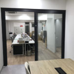 あの大きなガラスはどうやって入れているの？～ガラス・スチールパーテーションの工事風景～