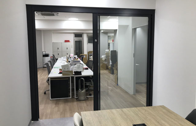 あの大きなガラスはどうやって入れているの？～ガラス・スチールパーテーションの工事風景～