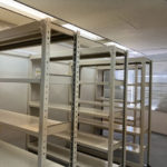 オフィスの地震対策はやり過ぎる位が丁度よい～スチールラック転倒防止の施工例～