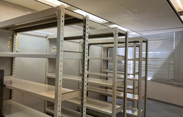 オフィスの地震対策はやり過ぎる位が丁度よい～スチールラック転倒防止の施工例～