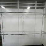 意外にスペースを取るコート置き場→ガチャ柱を使って２段式コートハンガーを作って解決