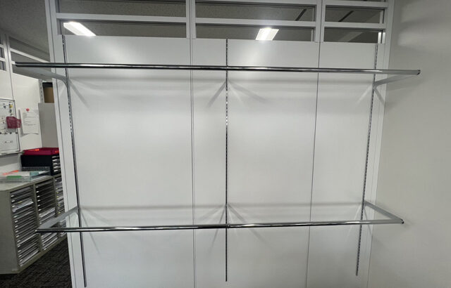 意外にスペースを取るコート置き場→ガチャ柱を使って２段式コートハンガーを作って解決