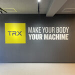 チャンネル文字サイン（箱文字サイン）、テンタックシートサイン、それぞれの特徴を活かした施工事例をご紹介