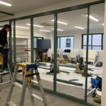 コーポレートカラーで統一感のある内装に～指定色スチールパーティション施工事例