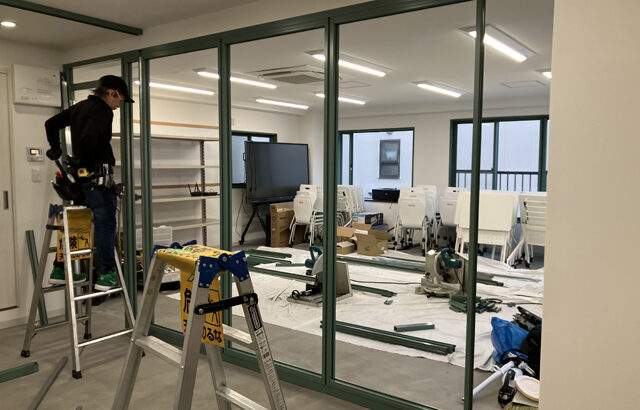 コーポレートカラーで統一感のある内装に～指定色スチールパーティション施工事例