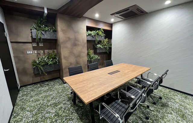 フェイクでもグリーン効果は十分に～造作プランターボックスの施工事例～