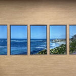 大きなディスプレイひとつよりも、小さなディスプレイを連続させた方が美しいこともある。という「窓型サイネージ」のデザイン事例