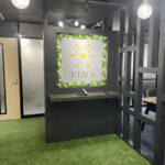 サステナブルなアイデアで企業の成長ストーリーを空間に刻む～環境配慮と遊び心の共存事例