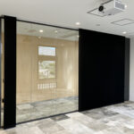 ガラスの最適解～高級感を保ちつつ、会議室を使う時は視界を遮る方法とは？