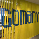 前から見ても、後ろから見ても、正しい向きになるのはなぜ？～ルーバー材へのカッティングシート貼り技術