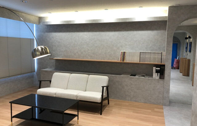 既製品の家具がなければ造っちゃおう～強度の高い造作ディスプレイ棚の造作事例