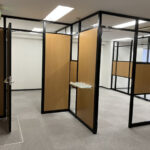 アルミパーティションの多彩なバリエーション～黒フレーム+木目+ガラスでコスパ良く