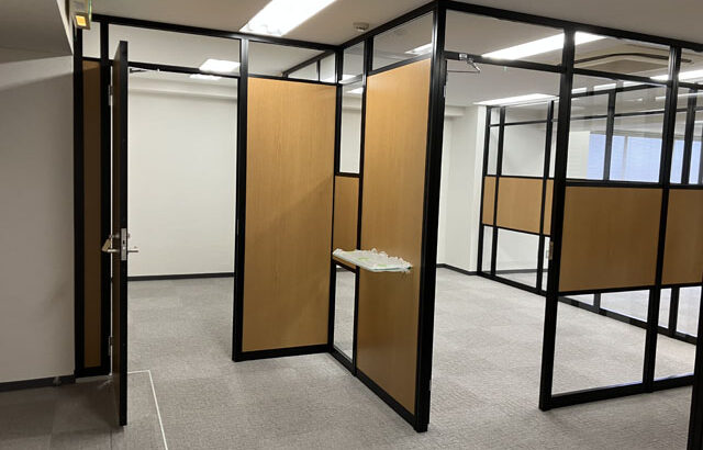アルミパーティションの多彩なバリエーション～黒フレーム+木目+ガラスでコスパ良く