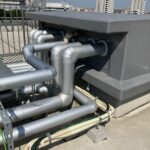 屋上に室外機を設置するには？「配管立ち上げ部（ハト小屋）」を使ったエアコン新設工事の全工程