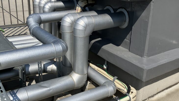 屋上に室外機を設置するには？「配管立ち上げ部（ハト小屋）」を使ったエアコン新設工事の全工程