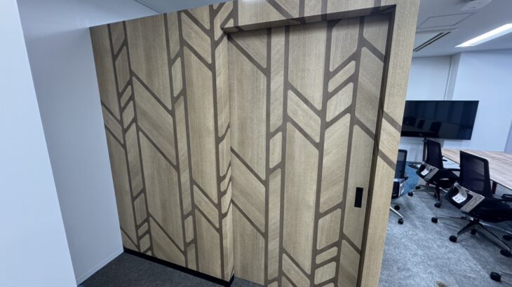 【事例紹介】扉も壁と同じデザインに！オフィス空間を格上げする“ひと工夫”