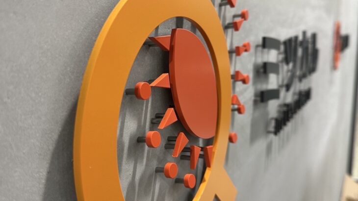 ピン出しサインとジョリパッドの組み合わせ～素敵な社名ロゴを際立たせましょう