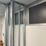 設備をかわして綺麗に納める～施工アイデアで排煙窓問題も天井設備問題も解決！