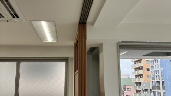 ビス打ちは天井のみ～可動式間仕切「プレイス」で原状回復費用を抑えよう