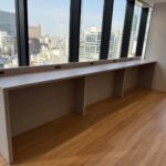ABW採用企業から大人気～窓際の造作カウンターはオーダーメイドでこだわりを