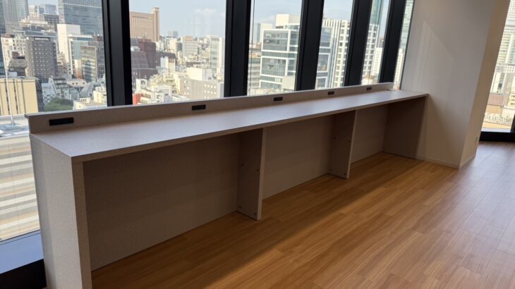 ABW採用企業から大人気～窓際の造作カウンターはオーダーメイドでこだわりを