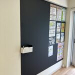 オフィス以外の施工事例から～集合住宅の掲示物をマグネットで貼れるスチール黒板