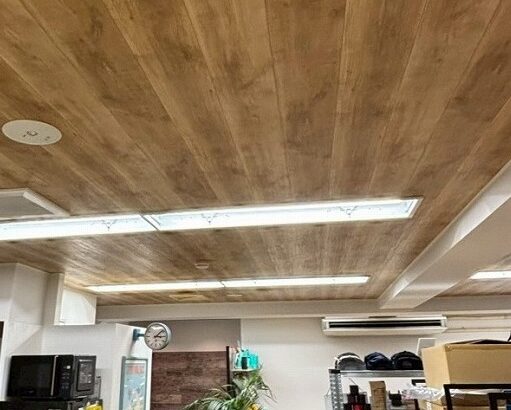 木目は床や壁とは限らない。天井に木目を配すことで得られる上質感と統一感〜