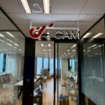 ブランディングを大切にする企業がエントランスで発光吊りサインを使う理由とは？