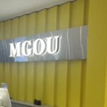 「ステンレス下地×発光LEDサイン」の設置テクニック｜店舗内装のポイント