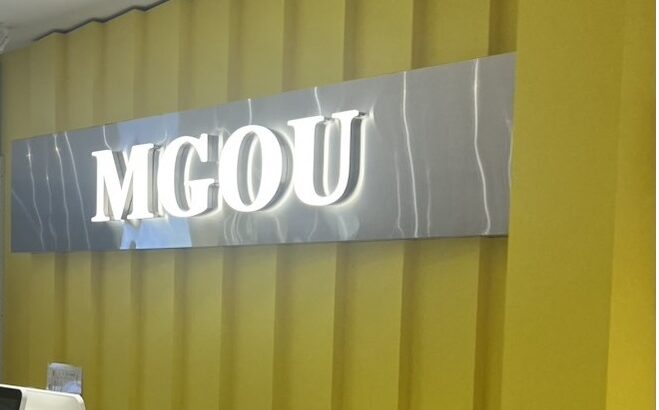 「ステンレス下地×発光LEDサイン」の設置テクニック｜店舗内装のポイント